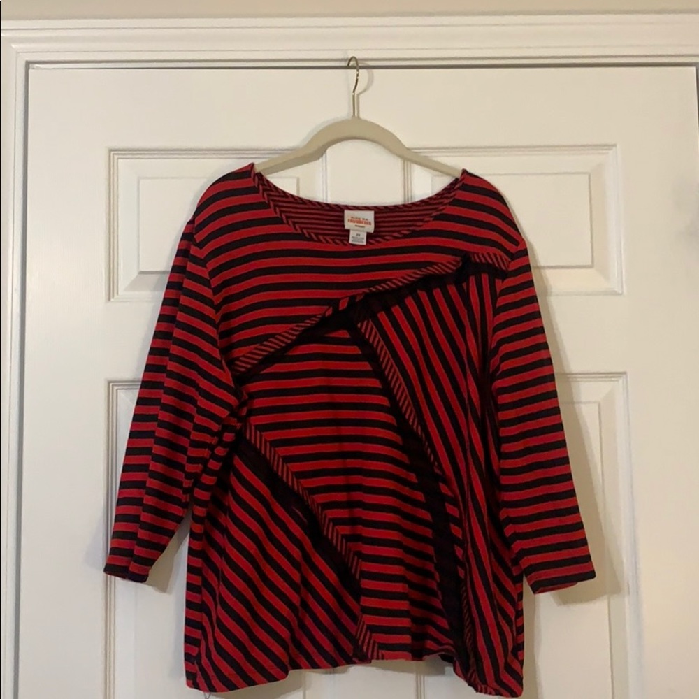 2X black and red striped 3/4 th sleeve top